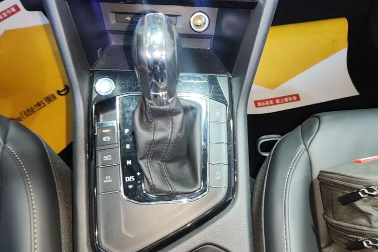 Used Volkswagen Tharu 2021 280TSI Two-Wheel-Drive Luxury Plus Edition Gear Lever