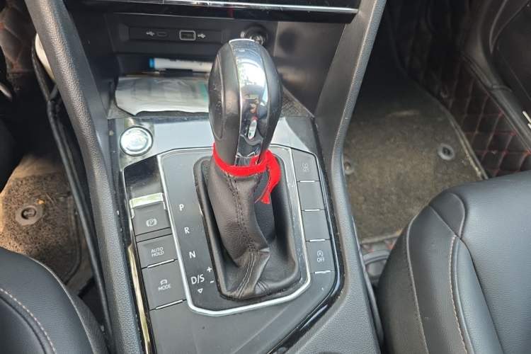 Used Volkswagen Tharu 2021 280TSI Two-Wheel-Drive Luxury Plus Edition Gear Lever