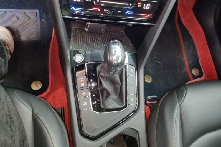 Used Volkswagen Tharu 2021 280TSI Two-Wheel-Drive Luxury Plus Edition Gear Lever