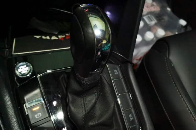 Used Volkswagen Tharu 2021 280TSI Two-Wheel-Drive Luxury Plus Edition Gear Lever