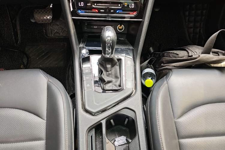 Used Volkswagen Tharu 2021 280TSI Two-Wheel-Drive Luxury Plus Edition Gear Lever