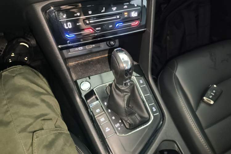 Used Volkswagen Tharu 2021 280TSI Two-Wheel-Drive Luxury Plus Edition Gear Lever