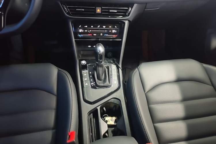 Used Volkswagen Tharu 2021 280TSI Two-Wheel-Drive Luxury Plus Edition Gear Lever