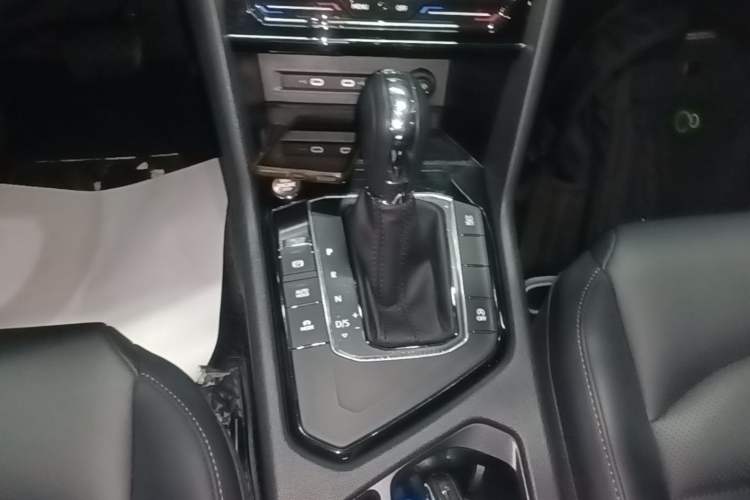 Used Volkswagen Tharu 2021 280TSI Two-Wheel-Drive Luxury Plus Edition Gear Lever