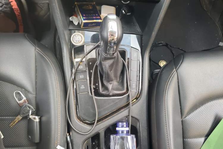Used Volkswagen Tharu 2021 280TSI Two-Wheel-Drive Luxury Plus Edition Gear Lever