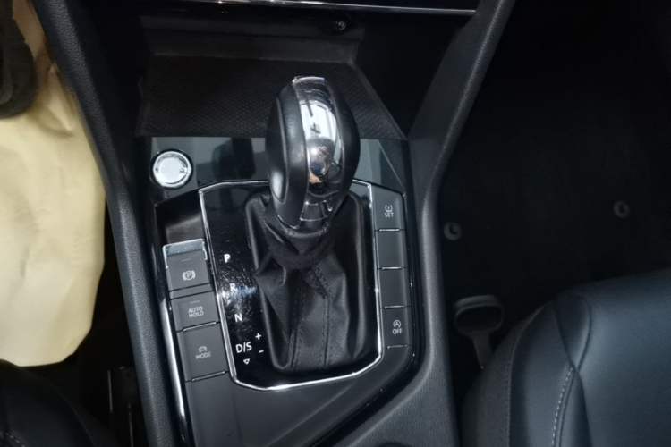 Used Volkswagen Tharu 2021 280TSI Two-Wheel-Drive Luxury Plus Edition Gear Lever