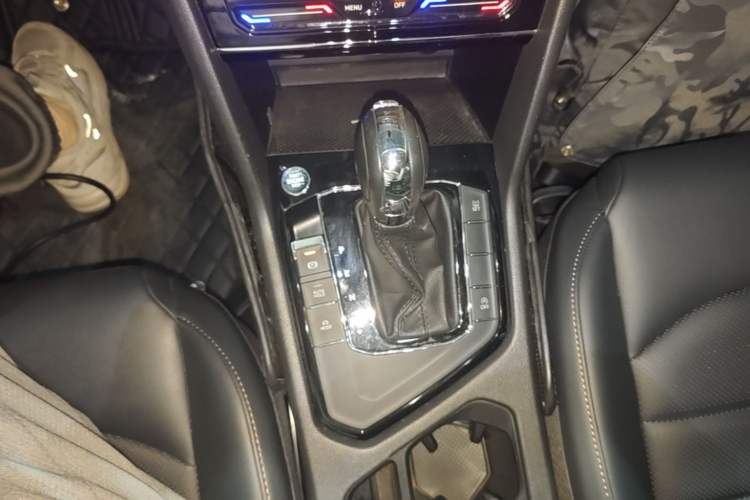 Used Volkswagen Tharu 2021 280TSI Two-Wheel-Drive Luxury Plus Edition Gear Lever