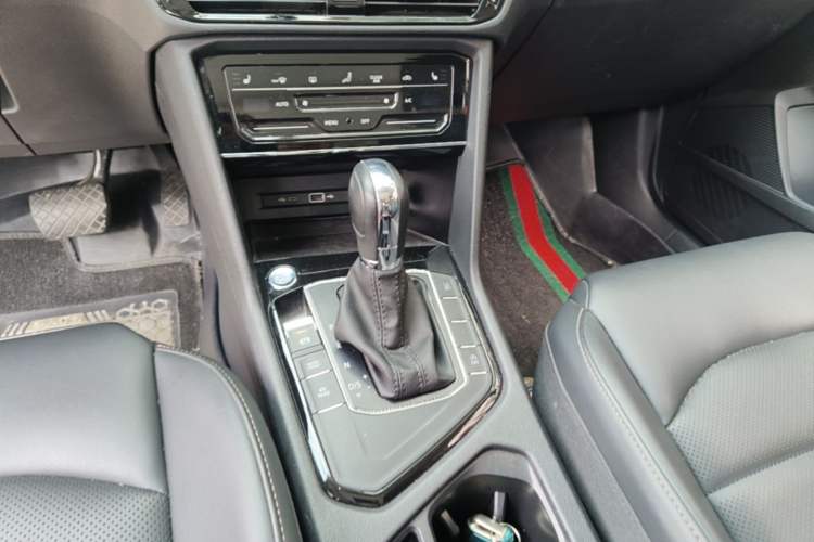 Used Volkswagen Tharu 2021 280TSI Two-Wheel-Drive Luxury Plus Edition Gear Lever
