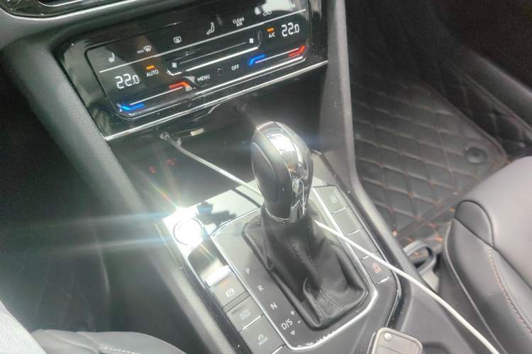 Used Volkswagen Tharu 2021 280TSI Two-Wheel-Drive Luxury Plus Edition Gear Lever