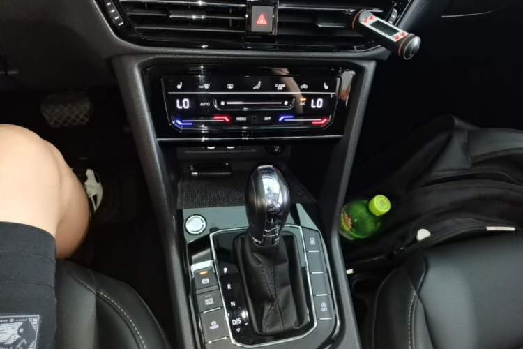 Used Volkswagen Tharu 2021 330TSI All-Wheel Drive Luxury PLUS Version Gear Lever