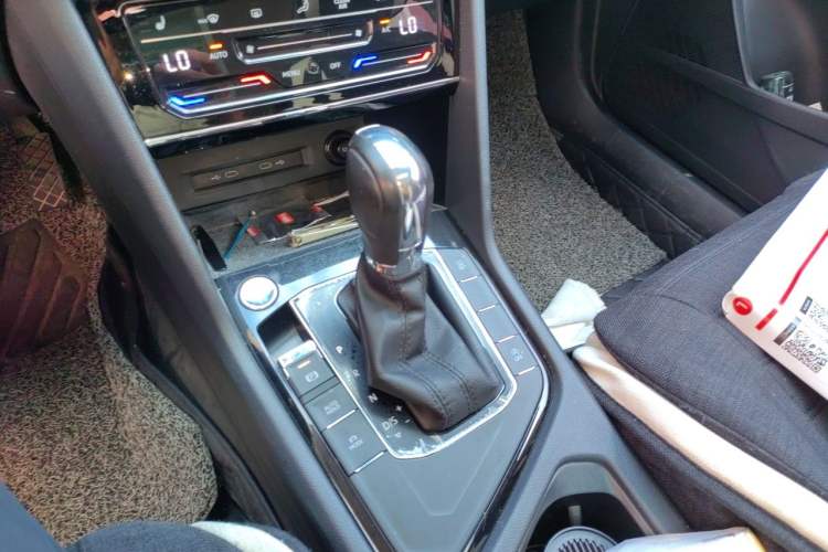 Used Volkswagen Tharu 2021 280TSI Two-Wheel-Drive Luxury Plus Edition Gear Lever
