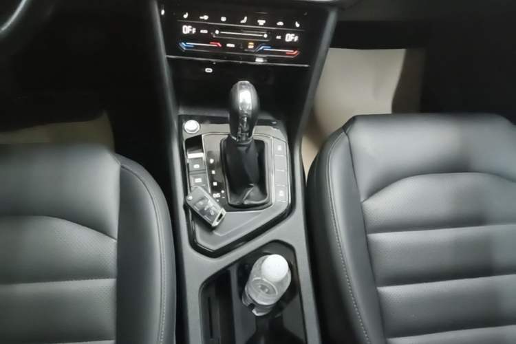 Used Volkswagen Tharu 2021 280TSI Two-Wheel-Drive Luxury Plus Edition Gear Lever