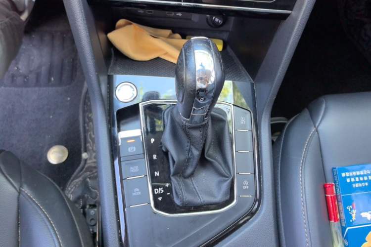 Used Volkswagen Tharu 2021 280TSI Two-Wheel-Drive Luxury Plus Edition Gear Lever