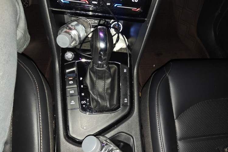 Used Volkswagen Tharu 2021 280TSI Two-Wheel-Drive Luxury Plus Edition Gear Lever