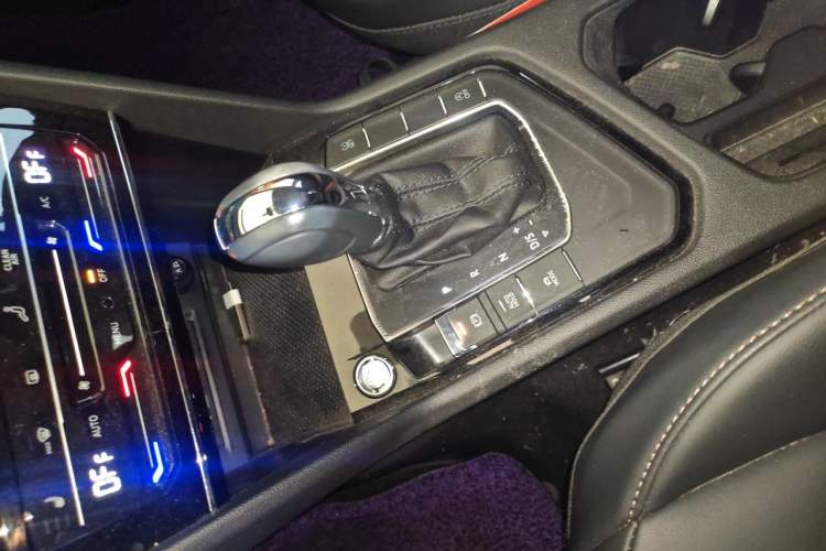 Used Volkswagen Tharu 2021 280TSI Two-Wheel-Drive Luxury Plus Edition Gear Lever