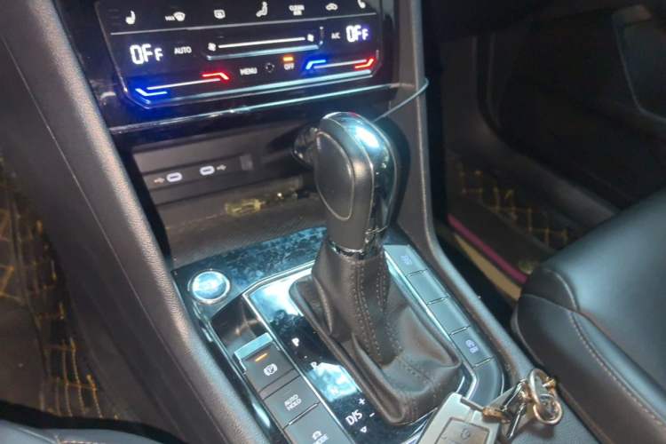 Used Volkswagen Tharu 2021 280TSI Two-Wheel-Drive Luxury Plus Edition Gear Lever
