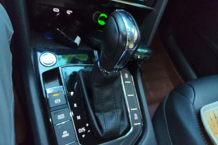 Used Volkswagen Tharu 2021 280TSI Two-Wheel-Drive Luxury Plus Edition Gear Lever