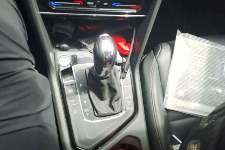 Used Volkswagen Tharu 2021 280TSI Two-Wheel-Drive Luxury Plus Edition Gear Lever