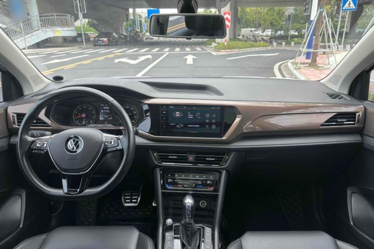 Used Volkswagen Tharu 2021 330TSI All-Wheel Drive Luxury PLUS Version Interior 3