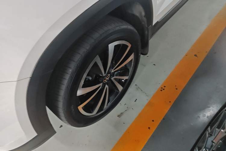 Used Volkswagen Tharu 2021 330TSI All-Wheel Drive Luxury PLUS Version Left Front Wheel Hub