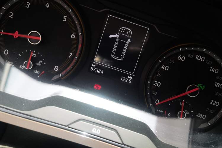 Used Volkswagen Tharu 2021 280TSI Two-Wheel-Drive Luxury Plus Edition Odometer Close Up