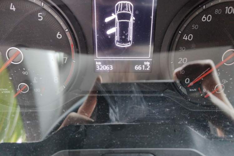 Used Volkswagen Tharu 2021 280TSI Two-Wheel-Drive Luxury Plus Edition Odometer Close Up