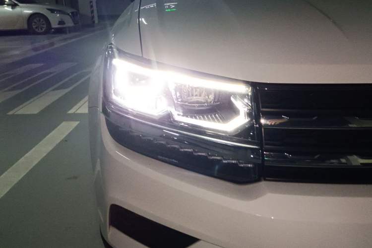 Used Volkswagen Tharu 2021 280TSI Two-Wheel-Drive Luxury Plus Edition Right Front Headlight