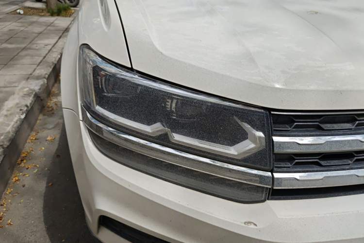 Used Volkswagen Tharu 2021 330TSI All-Wheel Drive Luxury PLUS Version Right Front Headlight