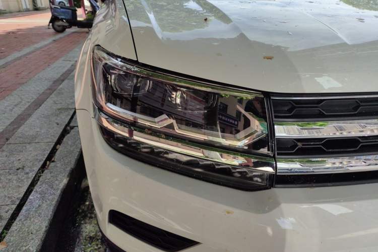 Used Volkswagen Tharu 2021 330TSI All-Wheel Drive Luxury PLUS Version Right Front Headlight