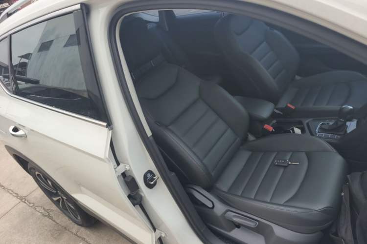 Used Volkswagen Tharu 2021 330TSI All-Wheel Drive Luxury PLUS Version Right Front Seat