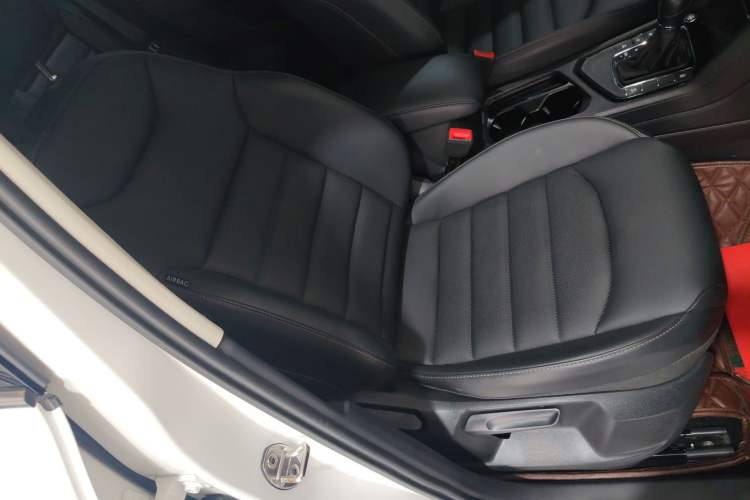 Used Volkswagen Tharu 2021 330TSI All-Wheel Drive Luxury PLUS Version Right Front Seat