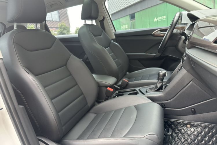 Used Volkswagen Tharu 2021 330TSI All-Wheel Drive Luxury PLUS Version Right Front Seat