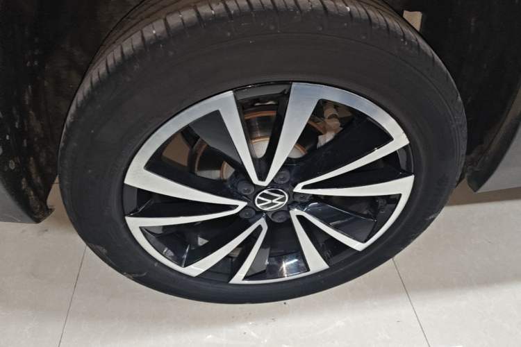 Used Volkswagen Tharu 2021 330TSI All-Wheel Drive Luxury PLUS Version Right Rear Wheel Hub