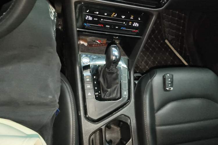 Used Volkswagen Tharu 2022 280TSI Two-Wheel-Drive Luxury Edition Gear Lever