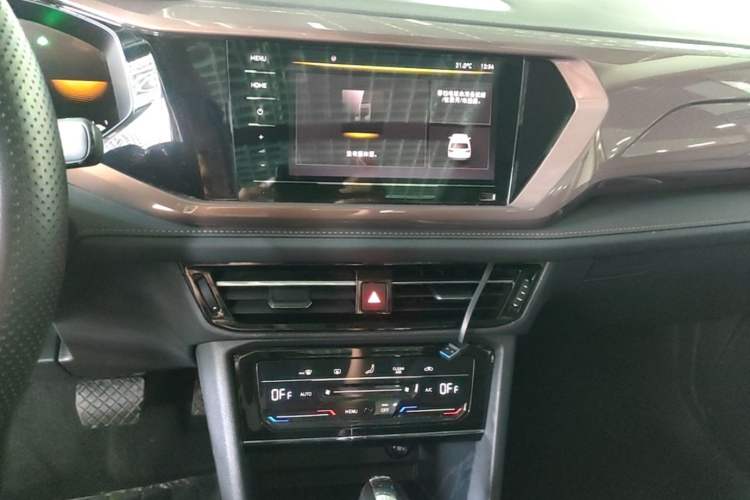 Used Volkswagen Tharu 2022 280TSI Two-Wheel Drive Comfort Edition Audio And AC Panel