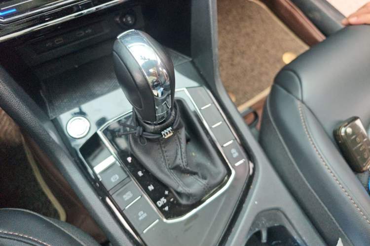 Used Volkswagen Tharu 2022 280TSI Two-Wheel-Drive Luxury Edition Gear Lever