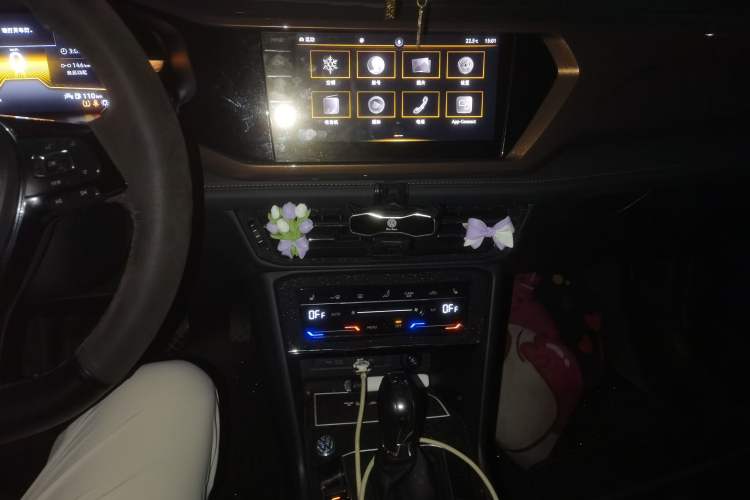 Used Volkswagen Tharu 2022 280TSI Two-Wheel-Drive Luxury Edition Audio And AC Panel