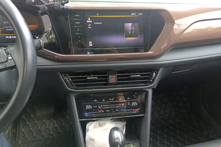 Used Volkswagen Tharu 2022 280TSI Two-Wheel Drive Comfort Edition Audio And AC Panel