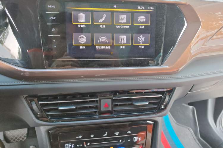 Used Volkswagen Tharu 2022 280TSI Two-Wheel Drive Comfort Edition Audio And AC Panel