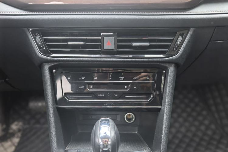 Used Volkswagen Tharu 2022 280TSI Two-Wheel-Drive Luxury Edition Audio And AC Panel