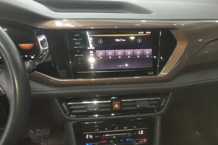 Used Volkswagen Tharu 2022 280TSI Two-Wheel Drive Comfort Edition Audio And AC Panel
