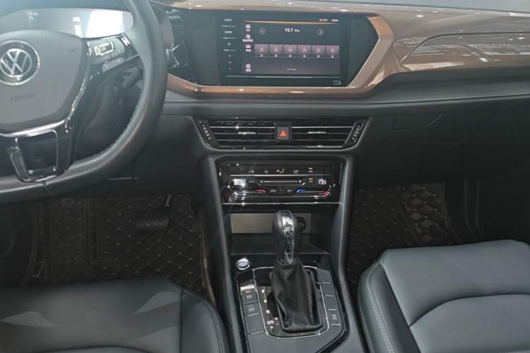 Used Volkswagen Tharu 2022 280TSI Two-Wheel Drive Comfort Edition Audio And AC Panel