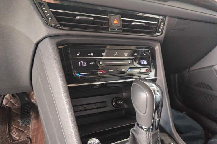 Used Volkswagen Tharu 2022 280TSI Two-Wheel-Drive Luxury Edition Audio And AC Panel
