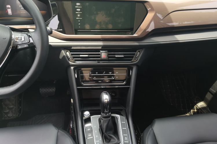 Used Volkswagen Tharu 2022 280TSI Two-Wheel Drive Comfort Edition Audio And AC Panel