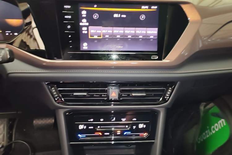 Used Volkswagen Tharu 2022 280TSI Two-Wheel Drive Comfort Edition Audio And AC Panel