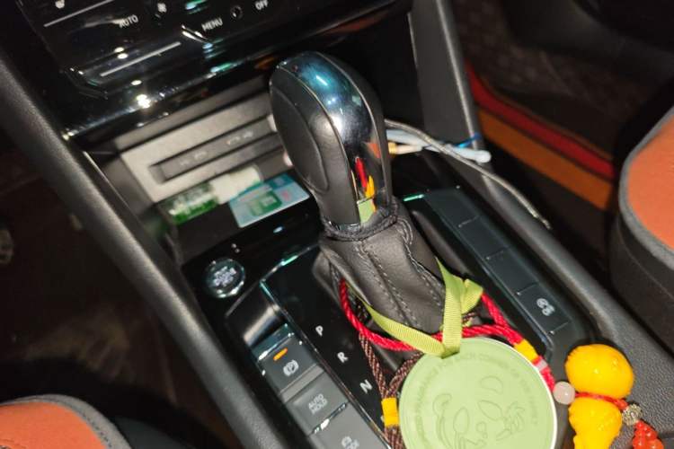 Used Volkswagen Tharu 2022 280TSI Two-Wheel-Drive Luxury Edition Gear Lever