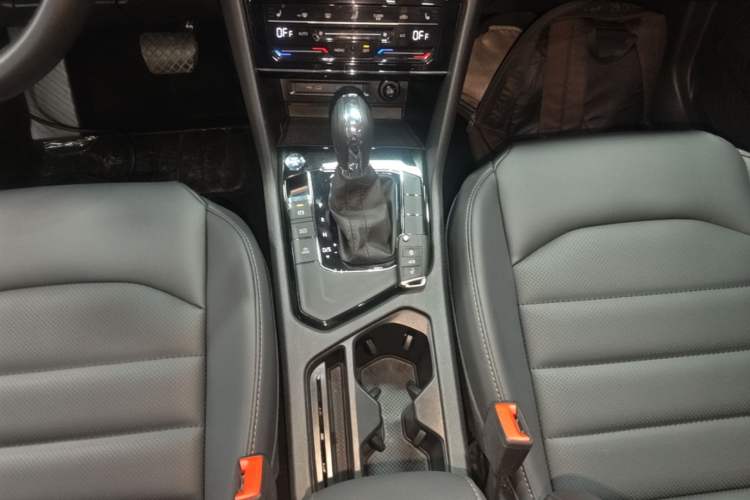 Used Volkswagen Tharu 2022 280TSI Two-Wheel-Drive Luxury Edition Gear Lever