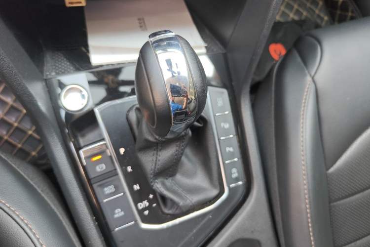 Used Volkswagen Tharu 2022 280TSI Two-Wheel-Drive Luxury Edition Gear Lever
