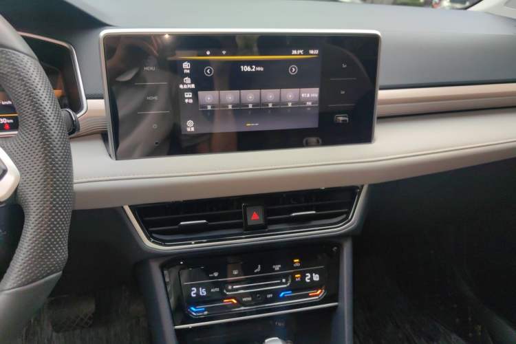 Used Volkswagen Tharu 2023 300TSI Two-Wheel-Drive Moonlight Edition Audio And AC Panel