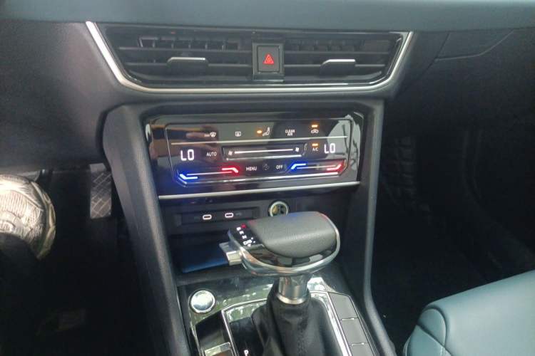 Used Volkswagen Tharu 2023 300TSI Two-Wheel-Drive Full Moon Edition Audio And AC Panel
